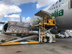 Alitalia trasporta due milioni di mascherine dal Brasile