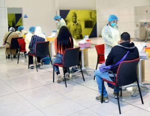 Emirates è la prima compagnia aerea a testare i passeggeri per il Covid-19