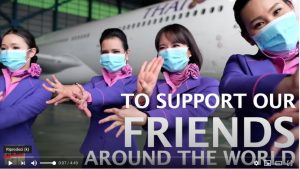 Il personale Thai canta in un video “I will survive»
