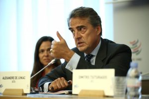 Iata: perdite per 84 miliardi di dollari nel 2020. De Juniac: «L’anno peggiore della storia dell’aviazione»
