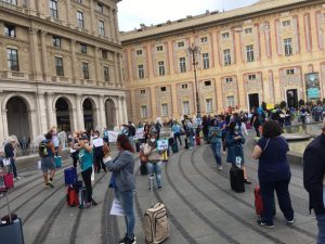Genova, flash mob delle agenzie di viaggio che chiedono aiuto al governo