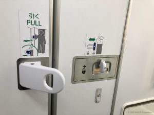 All Nippon Airways anti Covid, al via test su nuova porta del bagno con “maniglia a gomito”