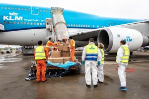 Cargo in Cabin di Klm: 100° volo dedicato al trasporto di materiale sanitario