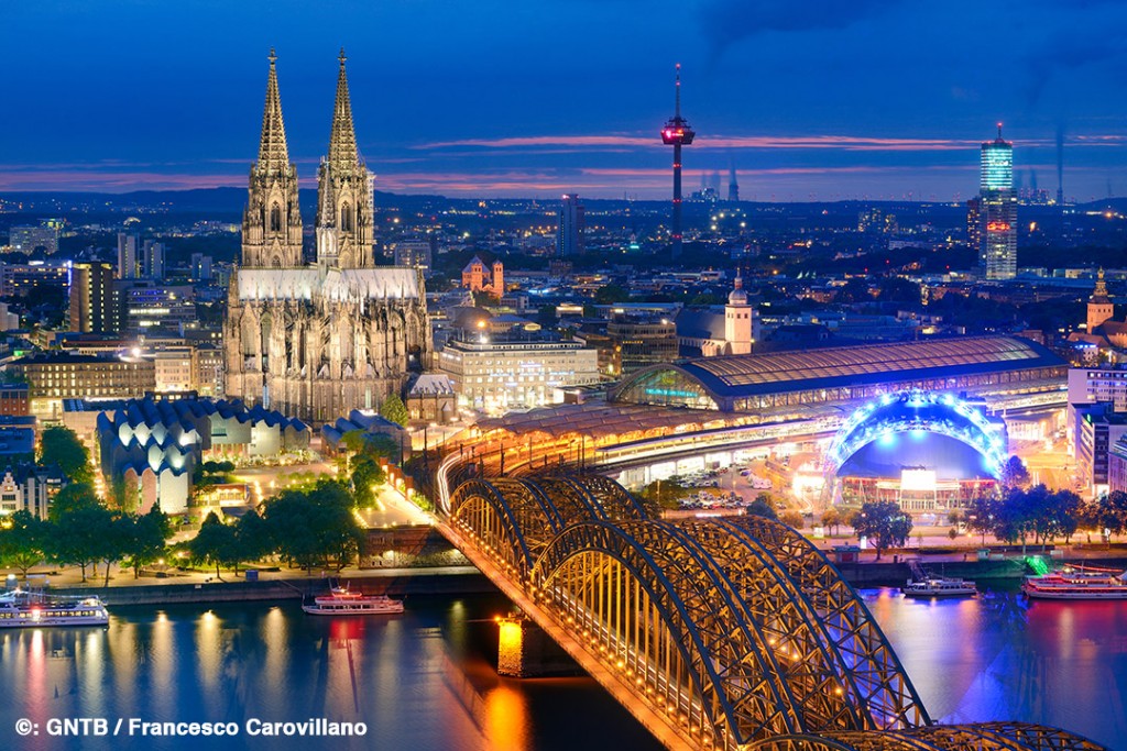 Koln_Stadtzentrum_mit_Dom_Bahnhof_und_Hohenzollernbrucke_bei_Nacht_rechts_der_Musicaldome
