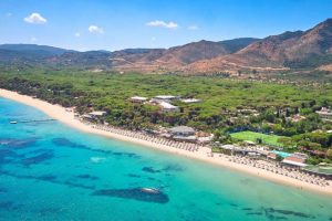 Cambio di proprietà per il Forte Village dopo l’invasione russa dell’Ucraina