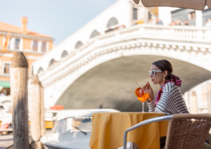 Nuove tendenze: grandi Paesi e città aumentano le tasse per il turismo