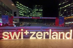 Swiss Winter Village: a Milano la magia dell’inverno svizzero tra sci, Natale e sapori alpini