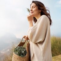 donna con cesta con erbe aromatiche