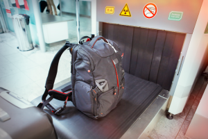 Liquidi in bagaglio, alcuni scali non rispettano la regola. Costi per 130 euro