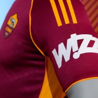 Wizz Air è main partner della As Roma: da oggi il logo campeggia sulla manica della maglia