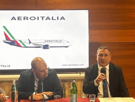 https://www.travelquotidiano.com/wp-content/uploads/2026/03/Aeroitalia-Conferenza-stampa-Cagliari-Airport-Library-450x338.jpeg