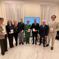 L'autrice del libro, Eva Desiderio, con le altre persone intervenute alla presentazione del libro
