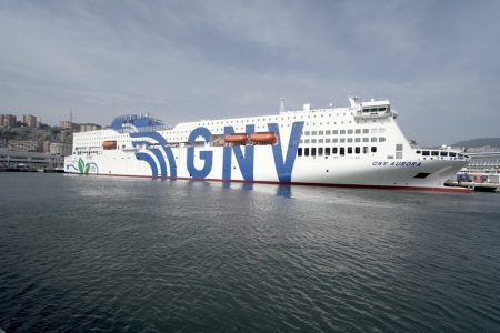 Gnv Aurora approda nel porto di Genova
