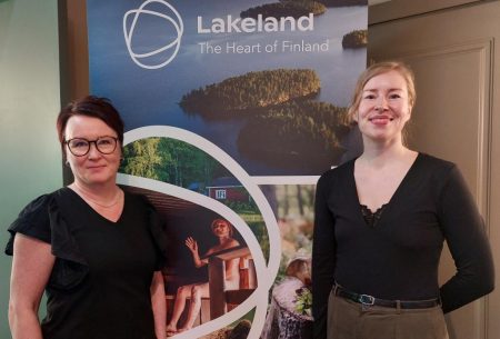https://www.travelquotidiano.com/wp-content/uploads/2026/03/Lakeland.da-sin.Krista-Kuosmanen-Project-Manager-Pro-Lakeland-II-e-Tarja-Vesalainen-Project-Coordinator-Pro-Lakeland-II-450x305.jpg