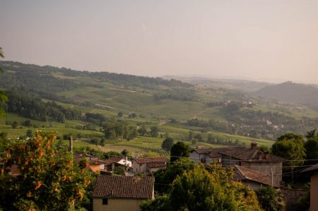 https://www.travelquotidiano.com/wp-content/uploads/2026/03/Panorama-colline_Ph-Chiara-Schiaratura-450x299.jpg