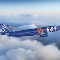 Sas celebra gli 80 anni di attività con una livrea speciale, tutta blu, sull'A330-300