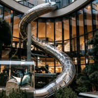 Familiamus: Scivolo nel cortile interno