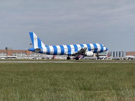 https://www.travelquotidiano.com/wp-content/uploads/2026/05/20260504-Condor-landing-in-VCE-450x338.jpeg