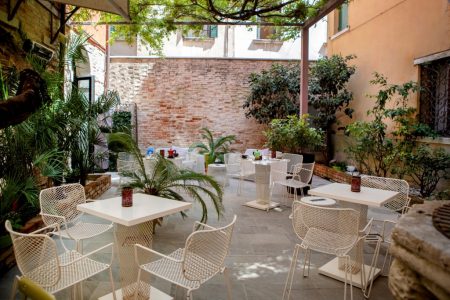 Biennale di Venezia, le proposte di Corte Gabriela tra relax, arte e storia
