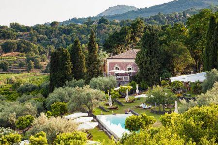 https://www.travelquotidiano.com/wp-content/uploads/2026/05/Monacidelleterrenere_Sicilia_TravelHashtag-450x300.jpg