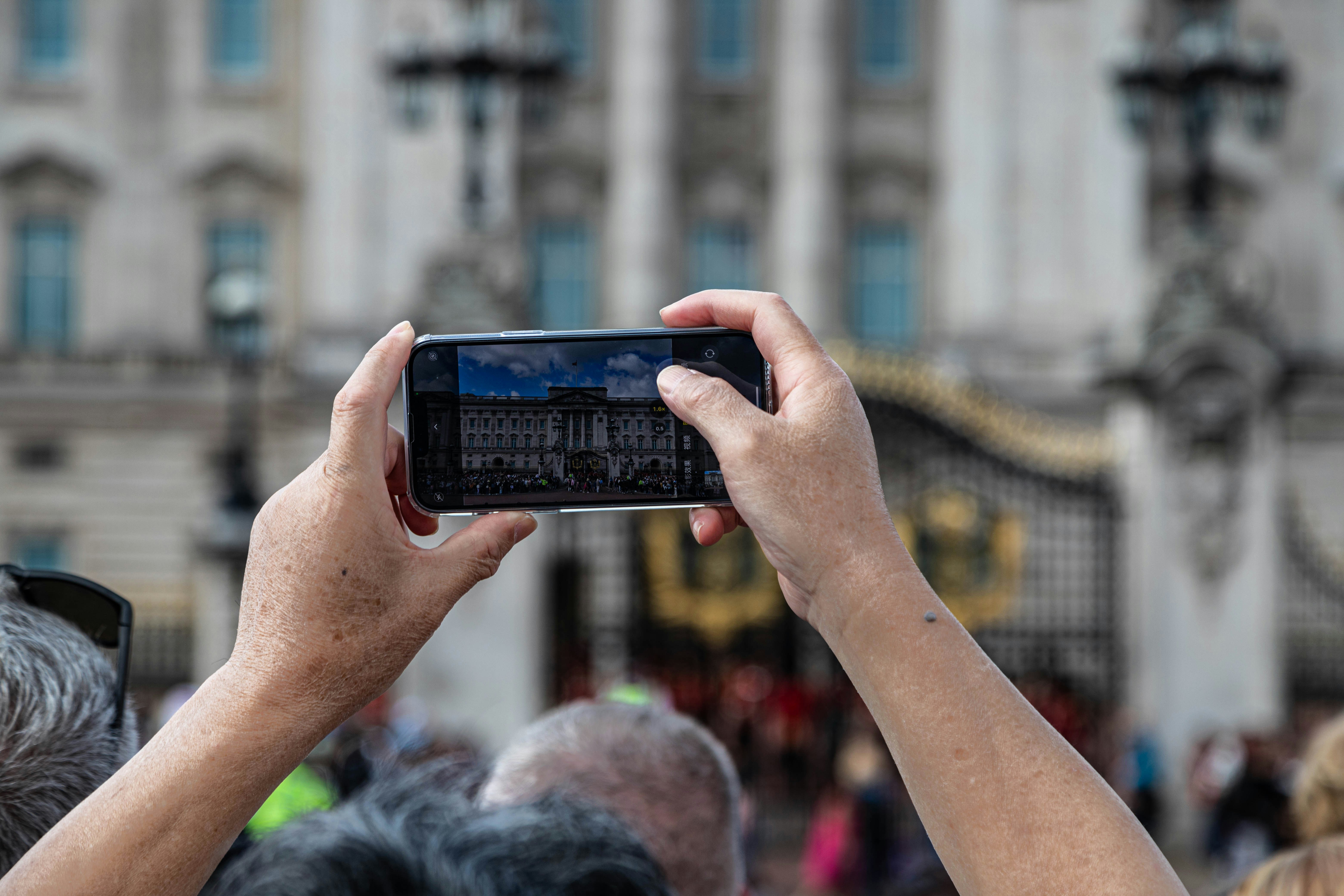 Connettività in viaggio per turisti internazionali con smartphone e servizi digitali Connettività in viaggio per turisti internazionali con smartphone e servizi digitali