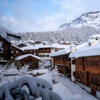 Neve e strategia: come cambia il turismo sciistico sulle Alpi