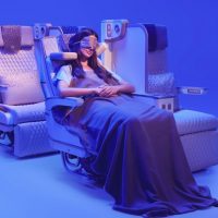 Emirates: in Premium economy debuttano sedili elettrici con divisori per la privacy