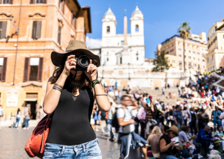 Il turismo continua a crescere (+3,5% a luglio). L'industria tiene (+0,7%)