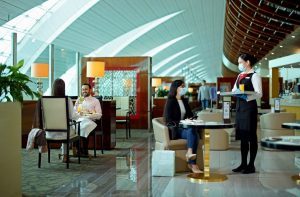 Emirates: tornano operative 20 lounge aeroportuali, dall’Europa agli Stati Uniti