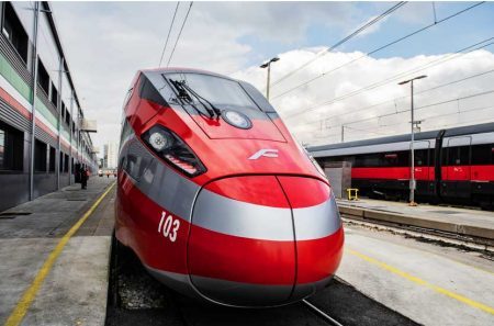Trenitalia alza il sipario sul nuovo logo dei Frecciarossa