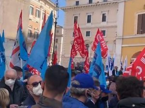 Trasporto aereo in piazza: i sindacati chiedono un tavolo di discussione