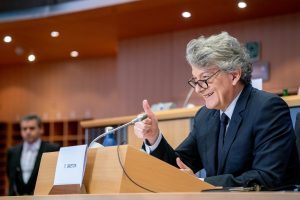 Ue: Thierry Breton mostra il prototipo del Digital Green Pass
