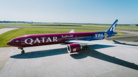 Qatar Airways svela la livrea speciale dedicata ai Mondiali di calcio sul B777-300Er