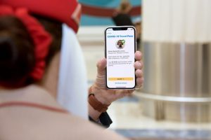 Emirates sperimenta lo Iata Travel Pass sulle rotte per Londra e Barcellona