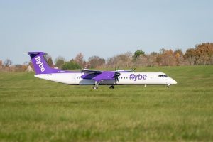 Flybe cessa l’attività: licenziati 276 dipendenti, 75.000 passeggeri a terra