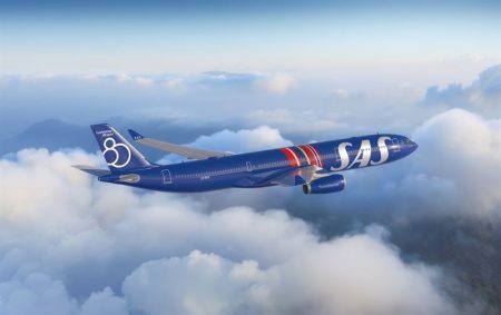 Sas celebra gli 80 anni di attività con una livrea speciale, tutta blu, sull’A330-300