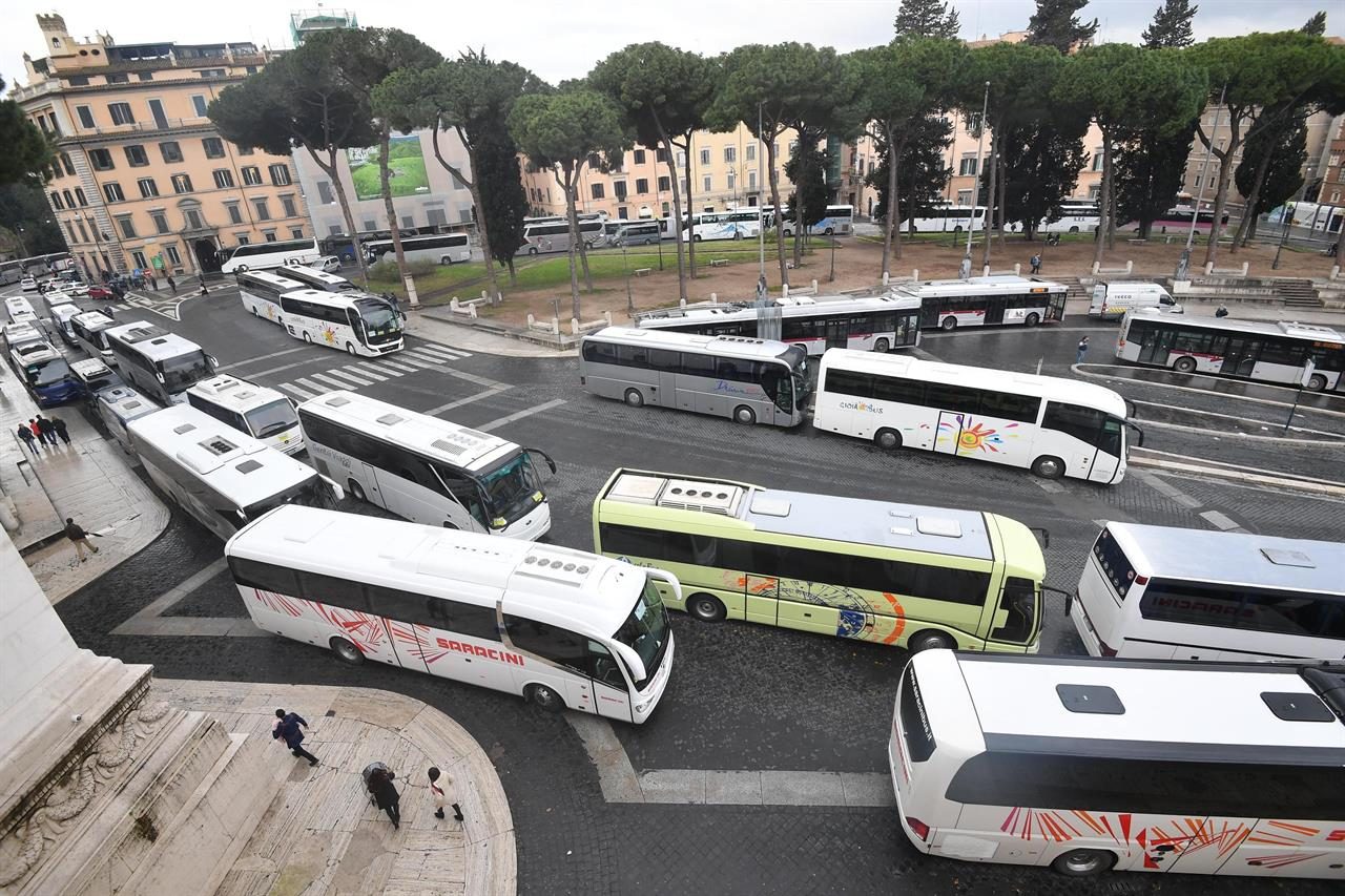 I bus turistici bloccano il centro di Roma per protesta