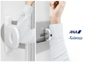 Ana rivoluziona l’accesso alle toilette di bordo: apertura senza l’utilizzo delle mani