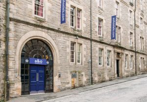 Ao Hostels debutta nel Regno Unito con una struttura da 610 posti letto a Edimburgo