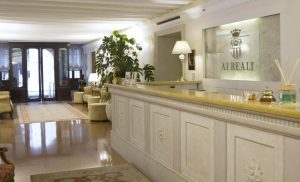 Grandi manovre nell’hotellerie: passano di mano i crediti deteriorati di due hotel veneziani