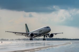 Alitalia ottiene l’ok dall’Ue agli aiuti per 24,7 milioni di euro. Strada in salita per Ita