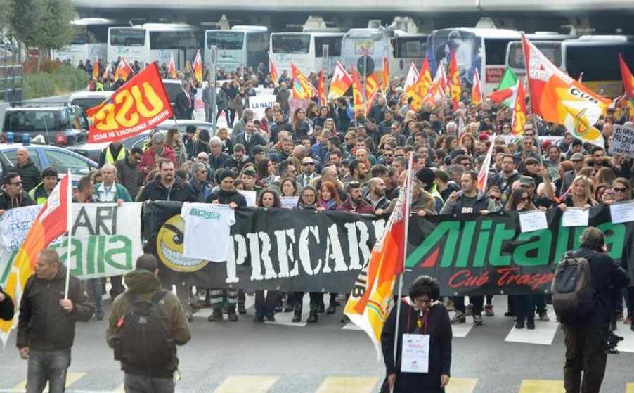 Lavoratori Alitalia, si apre la via della Naspi allungata per 3 anni