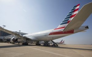 American Airlines centra il primo utile annuale dal 2019, dopo un quarto trimestre record