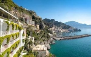 Autentico, l’hotel Miramalfi rinnova l’Azur lounge bar per un’esperienza esclusiva
