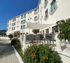 Cala Gonone, all’hotel Brancamaria si riparte tra spiagge bianche, trekking nella natura e prodotti tipici