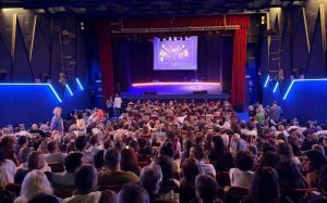 Bravo porta a teatro agenti e clienti con le “Comedy Night”