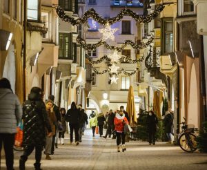 Mercatini di Natale, tra il lago di Garda e Bressanone le proposte per viaggiare tra scenari d’inverno