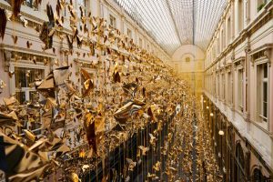 Bruxelles si illumina con gli “Origami for Life”: un volo metaforico di 50.000 colombe
