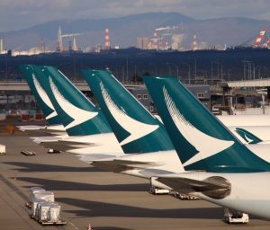 Cathay Pacific: rischio sospensione per piloti e assistenti di volo non vaccinati