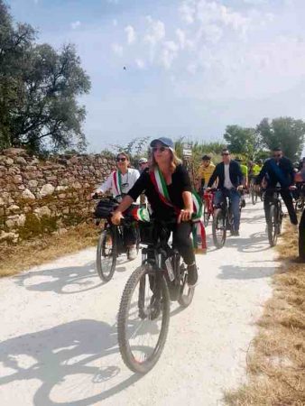 Ciclovia tirrenica del levante, inaugurati i 13 chilometri tra Sarzana e Luni che uniscono Liguria e Toscana